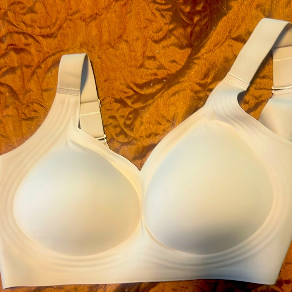 34DD/E 36C, 36D, 38B according to size chart.